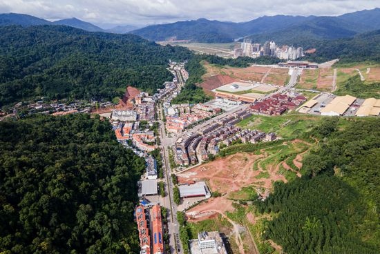 磨憨口岸俯瞰，右前方高層白色建筑群為老撾境內(nèi)。人民網(wǎng)記者 符皓攝