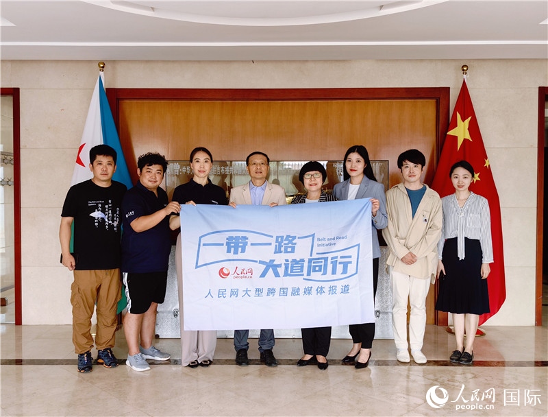胡斌大使（左四）、使館工作人員與人民網(wǎng)監(jiān)事會主席唐維紅（右四）一行合影。