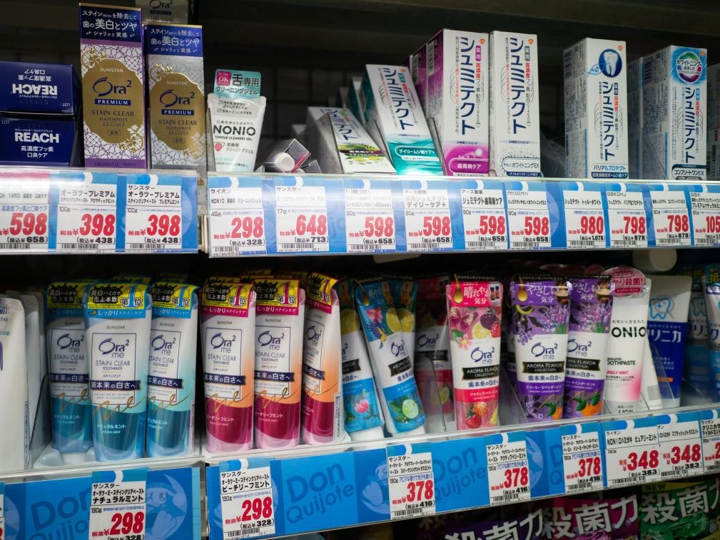這是8月16日在日本東京新宿一商場拍攝的貨架。新華社記者張笑宇攝
