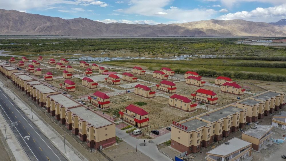 這是由深圳援疆修建的新疆塔什庫爾干塔吉克自治縣一處安置小區(qū)（2019年7月9日攝，無人機(jī)照片）。新華社記者 胡虎虎 攝