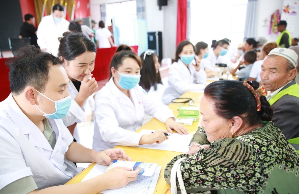 浙江省醫(yī)療援疆專科聯(lián)盟赴阿克蘇地區(qū)溫宿縣博孜墩鄉(xiāng)開展健康宣教和義診活動（2023年7月11日攝）。新華社發(fā)