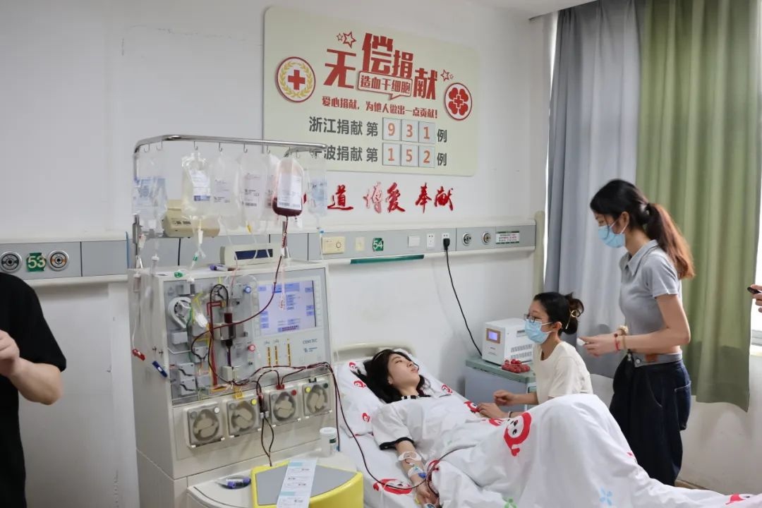 陸冰冰（右三）捐獻(xiàn)185毫升造血干細(xì)胞。受訪者供圖