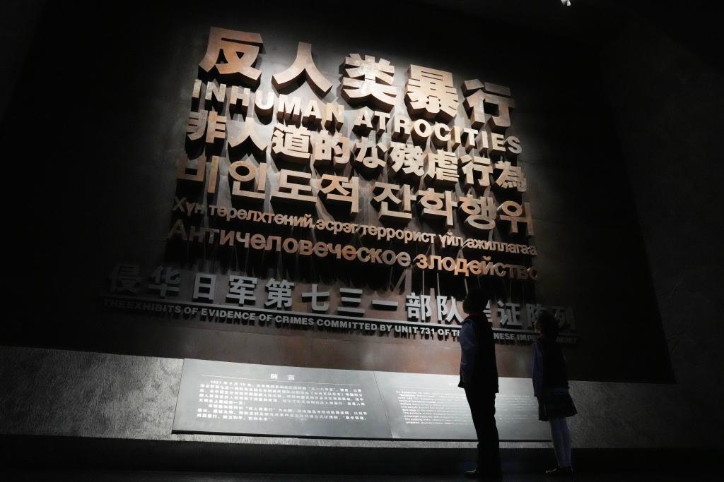 9月18日，青少年在侵華日軍第七三一部隊(duì)罪證陳列館內(nèi)參觀。新華社記者 王建威 攝