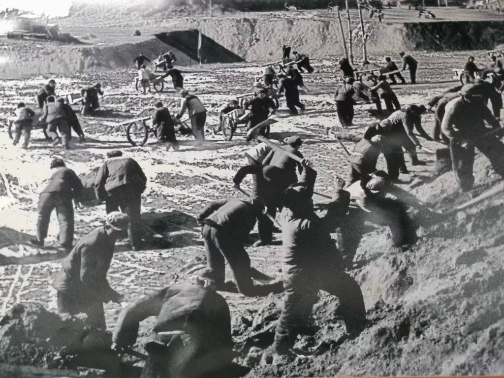 20世紀70年代，高西溝人治理水土流失場景。（資料圖片）