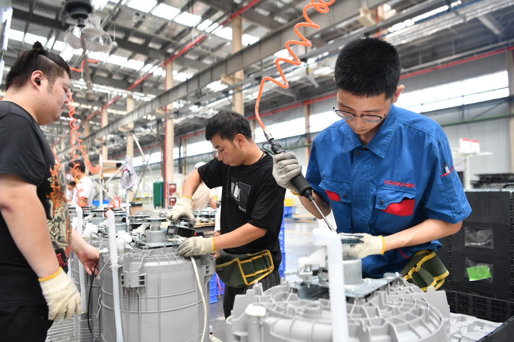 2023年7月20日，工人在位于西安國際港務區(qū)的陜西康佳智能家電有限公司生產(chǎn)車間工作。 新華社記者 張博文 攝