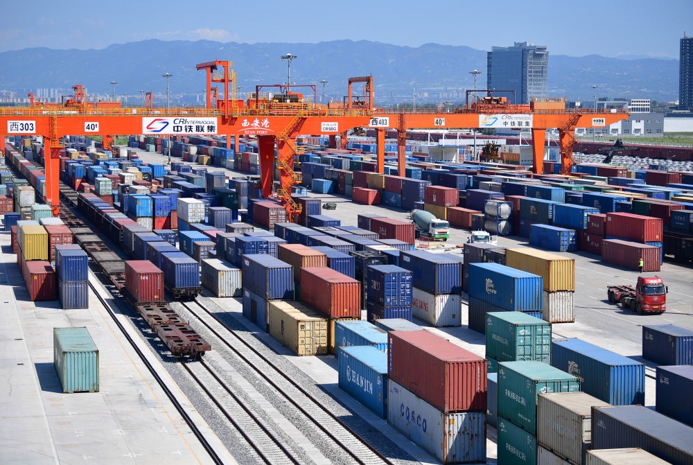長安號中歐班列在西安新筑車站內(nèi)裝卸集裝箱（2019年8月15日攝）。新華社記者 邵瑞 攝