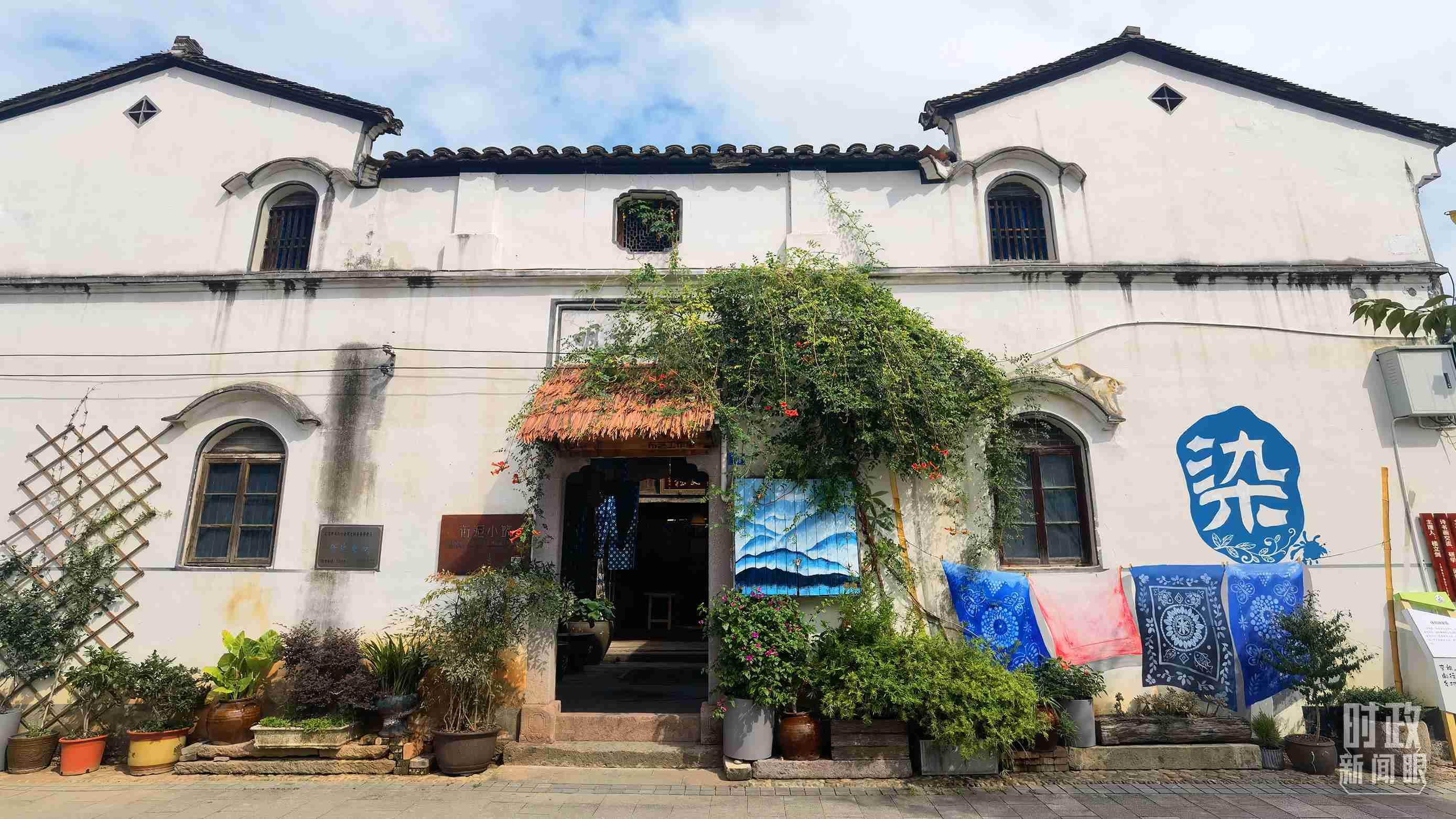△李祖村的藝術(shù)染坊。（總臺(tái)央視記者周志國(guó)拍攝）