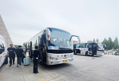 旅客準(zhǔn)備乘坐免費(fèi)擺渡車(chē)前往正定機(jī)場(chǎng)。人民網(wǎng)記者 喬雪峰攝