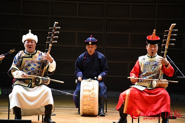 內(nèi)蒙古藝術(shù)劇院表演的《草原頌》劇照。人民網(wǎng)記者 殷淼攝