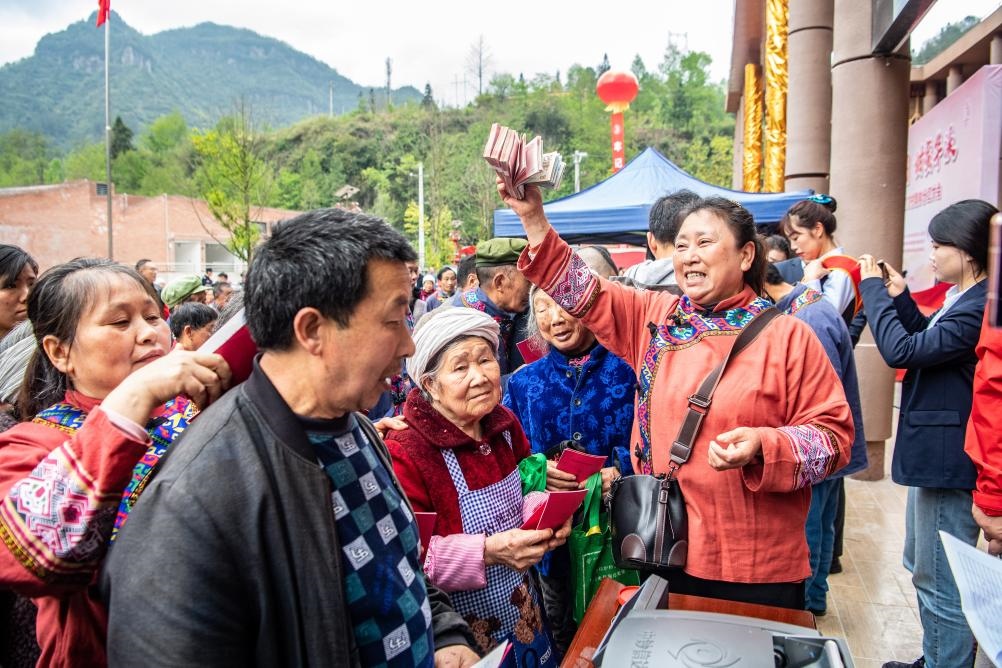 4月13日，在華溪村第五屆分紅大會(huì)上，村民在排隊(duì)領(lǐng)取分紅。新華社記者 唐奕 攝