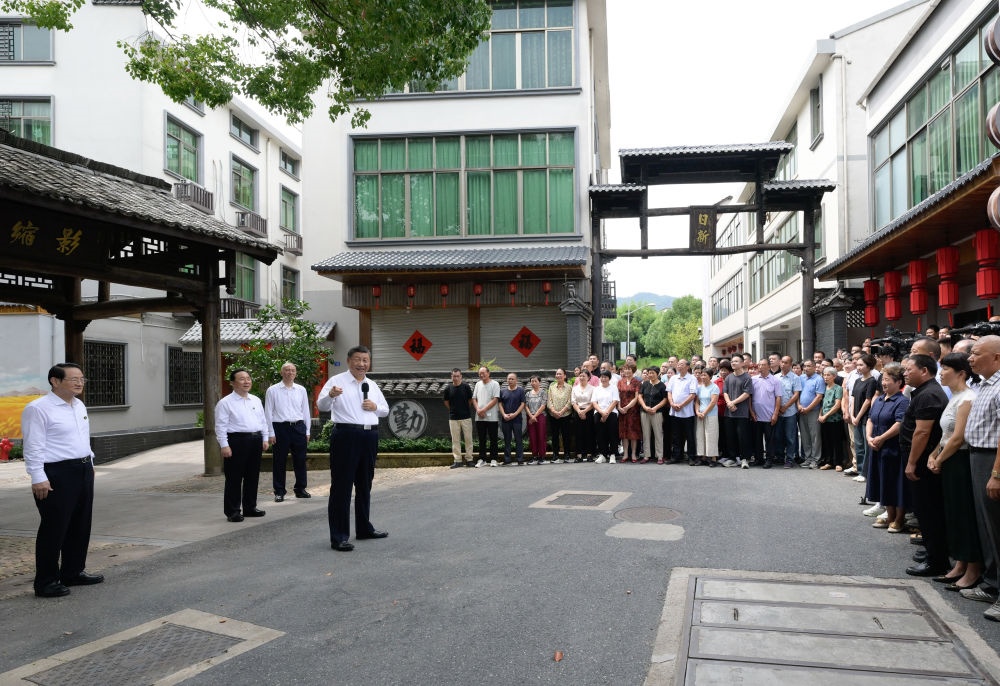 20日上午，習近平在金華市義烏市后宅街道李祖村考察時，同群眾親切交流。
