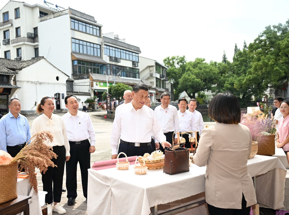 20日上午，習近平在金華市義烏市后宅街道李祖村考察。