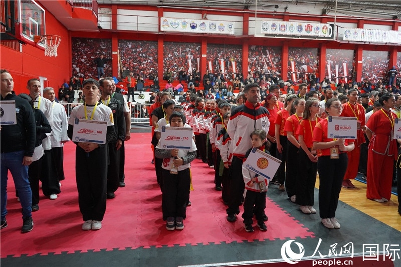 圖為開幕式現(xiàn)場運(yùn)動員入場儀式。人民網(wǎng)記者 許放攝