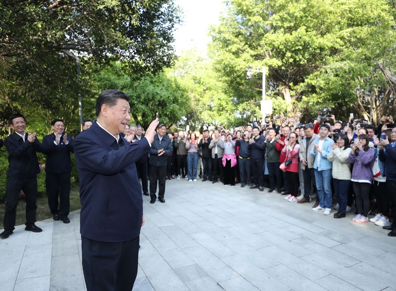 2021年3月24日，習(xí)近平在福建省福州市福山郊野公園考察時，向市民們招手致意。