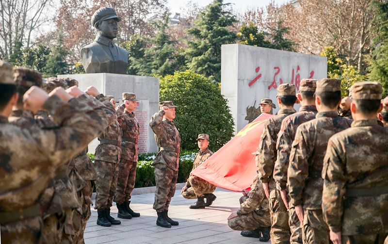 2018年12月14日，陸軍第71集團軍某合成旅王杰生前所在連官兵組織黨員重溫入黨誓詞