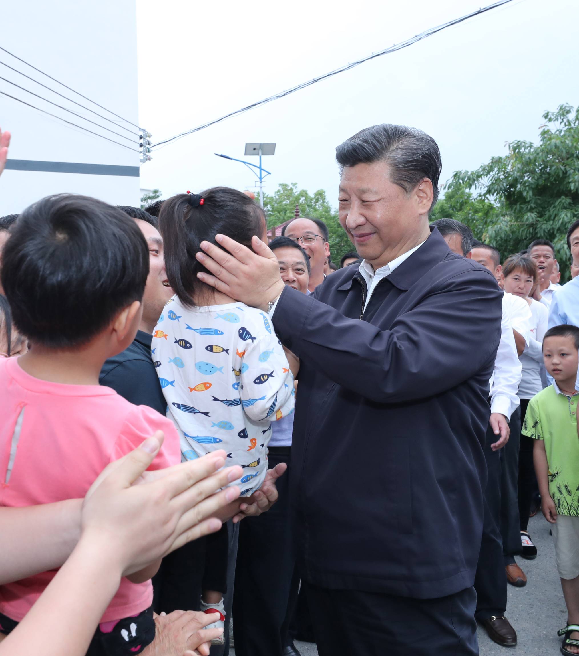 2019年5月20日，中共中央總書記、國家主席、中央軍委主席習近平深入贛南老區(qū)考察調研。這是習近平來到贛州市于都縣梓山鎮(zhèn)潭頭村親切看望老區(qū)群眾。新華社記者 鞠鵬 攝