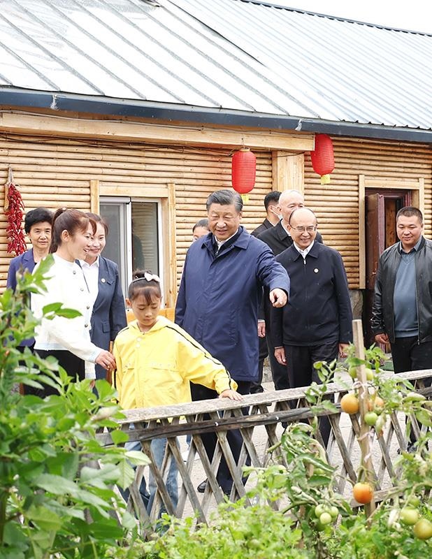 △2023年9月6日，習(xí)近平總書記在黑龍江漠河市北極村村民史瑞娟家的民宿小院考察。