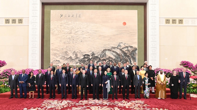 2019年4月26日，習(xí)近平主席和夫人彭麗媛在北京人民大會(huì)堂舉行宴會(huì)，歡迎出席第二屆“一帶一路”國(guó)際合作高峰論壇的外方領(lǐng)導(dǎo)人夫婦及嘉賓。這是習(xí)近平和彭麗媛同外方領(lǐng)導(dǎo)人夫婦及嘉賓合影留念。