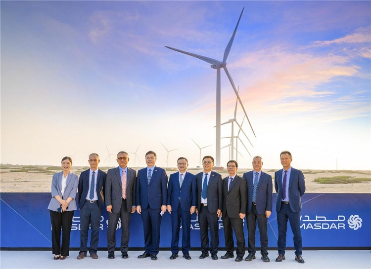 中方建設(shè)者在風(fēng)電場合影。中國電建供圖