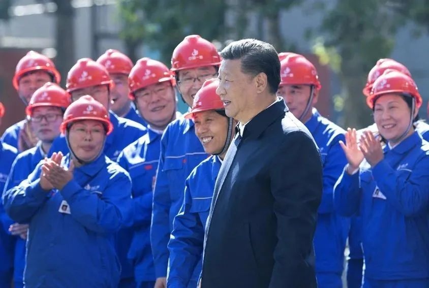 △2018年9月26日，習(xí)近平總書記來到中國一重集團，同工人親切交流。