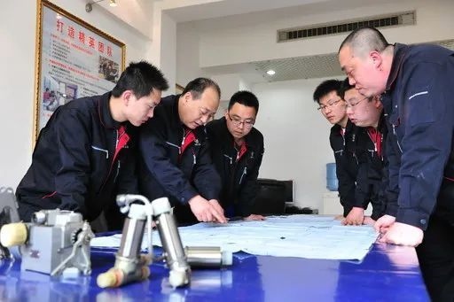△李志強（左二）與班組成員在研究工作。