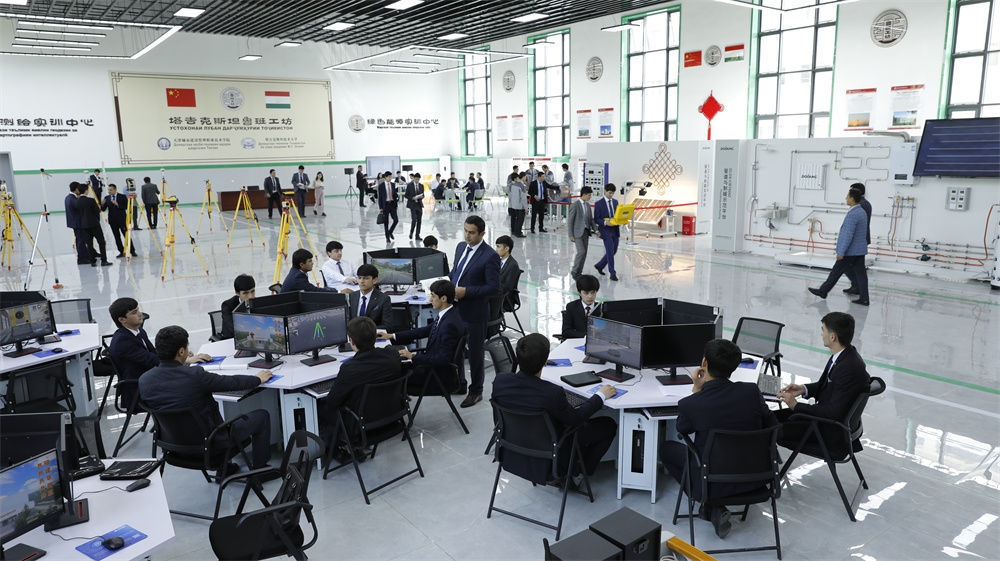4月12日，學生們在塔吉克斯坦首都杜尚別的魯班工坊內學習與實踐。新華社發(fā)（奧斯帕諾夫攝）