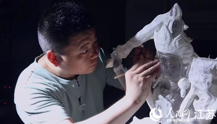 正在精雕細(xì)琢的東海水晶。 人民網(wǎng) 范堯攝