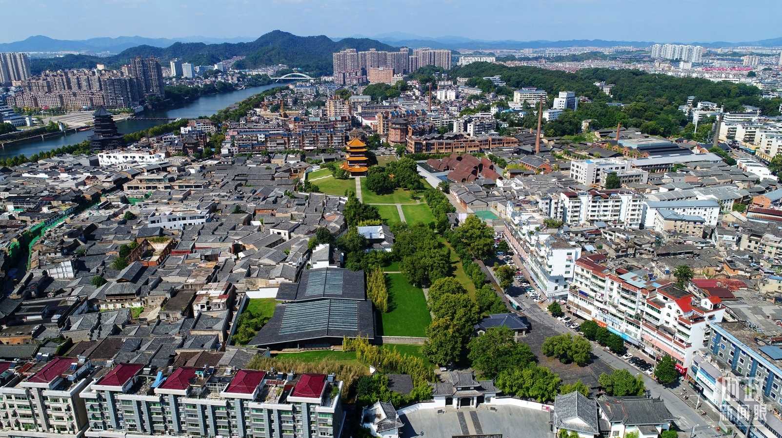 △景德鎮(zhèn)陶陽里歷史文化街區(qū)俯瞰。（總臺央視記者范凱拍攝）
