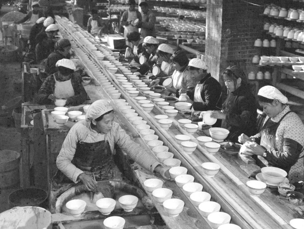 ↑ 1978年，景德鎮(zhèn)為民瓷廠工人生產(chǎn)日用瓷。