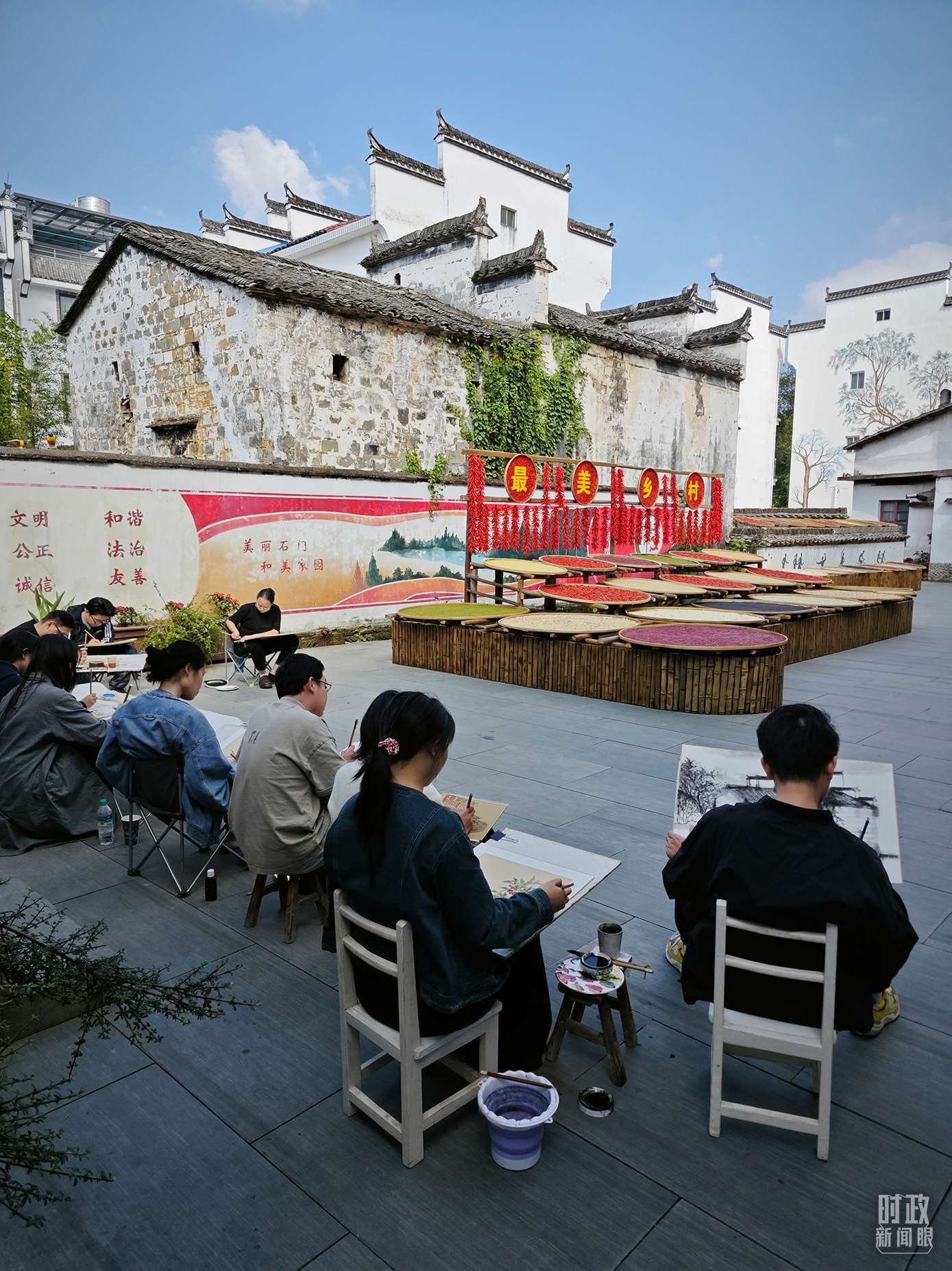 △來自中國美術(shù)學(xué)院的同學(xué)在石門村寫生。（總臺央視記者郁振一拍攝）