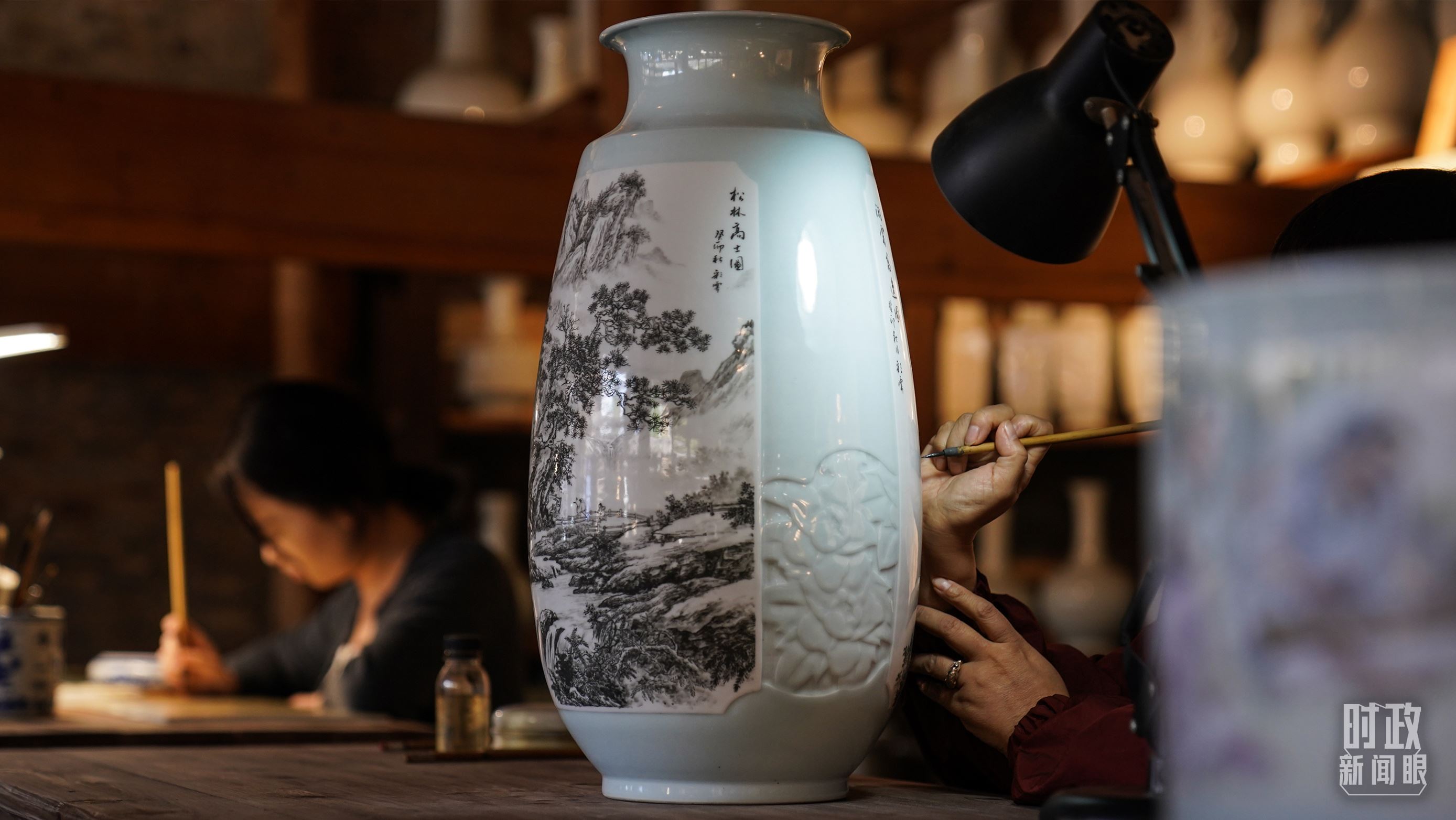 △陶瓷畫師正在繪制瓷器。（總臺國廣記者李晉拍攝）