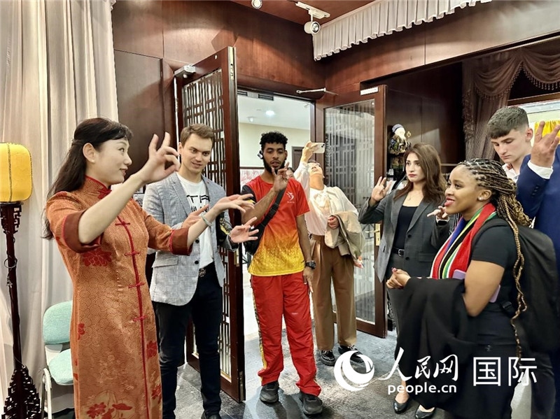 國際民間人士代表團參觀古北市民中心昆曲教室。人民網(wǎng)記者 周雨攝