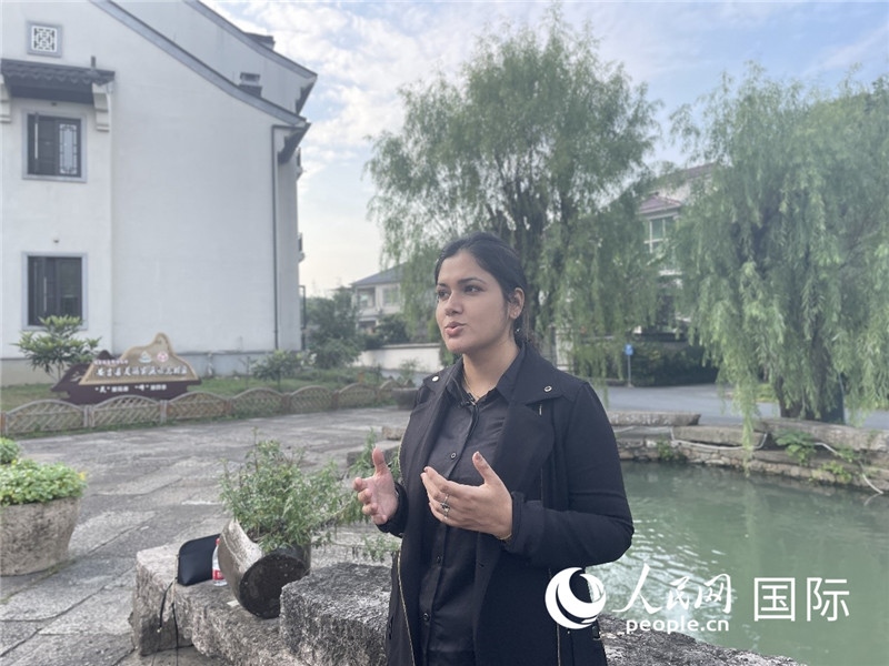 孟加拉國Channel 24電視頻道主持人伊斯拉特·阿敏在安吉接受記者采訪。人民網(wǎng)記者 張榮攝