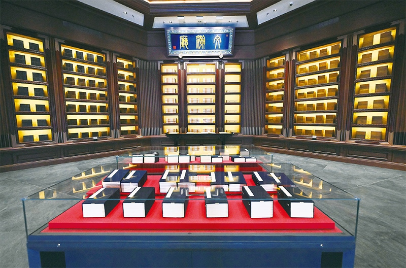 建設(shè)中國(guó)國(guó)家版本館，是以習(xí)近平同志為核心的黨中央作出的重大決策，是文明大國(guó)建設(shè)的基礎(chǔ)工程，是功在當(dāng)代、利在千秋的標(biāo)志性文化工程，充分體現(xiàn)了我們黨傳承發(fā)展中華文化的高度自覺(jué)、汲取歷史智慧更好走向未來(lái)的歷史主動(dòng)。圖為2023年5月拍攝的中國(guó)國(guó)家版本館中央總館文瀚廳。 新華社發(fā)