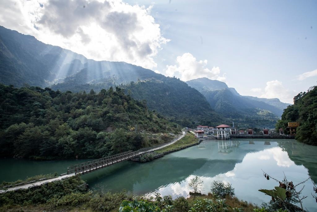這是2022年11月8日拍攝的尼泊爾上馬相迪A水電站大壩。上馬相迪A水電站位于尼泊爾西部勒姆宗縣，2013年1月開工建設，2017年1月1日投入商業(yè)運營。該水電站投入運營以來，極大緩解了尼泊爾電力緊缺局面。新華社發(fā)（哈里·馬哈爾詹 攝）