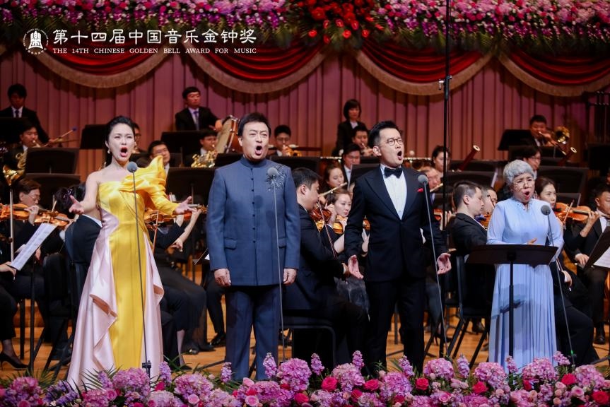 龔爽（左一）、呂繼宏（左二）、石倚潔（右二）、迪里拜爾（右一）四位藝術(shù)家領(lǐng)唱《領(lǐng)航》。主辦方供圖