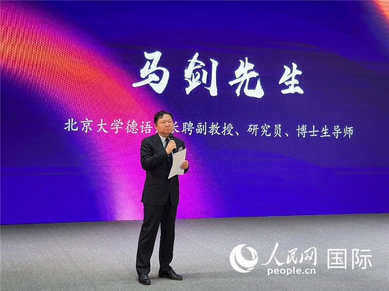 北京大學(xué)德語系長聘副教授馬劍點評學(xué)生表現(xiàn)。（攝影：張麗鷗）