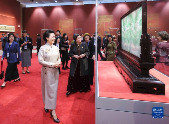  10月18日上午，國(guó)家主席習(xí)近平夫人彭麗媛邀請(qǐng)出席第三屆“一帶一路”國(guó)際合作高峰論壇的外方領(lǐng)導(dǎo)人夫人參觀中國(guó)工藝美術(shù)館（中國(guó)非物質(zhì)文化遺產(chǎn)館）。這是彭麗媛同外方領(lǐng)導(dǎo)人夫人參觀展品。新華社記者 丁林 攝