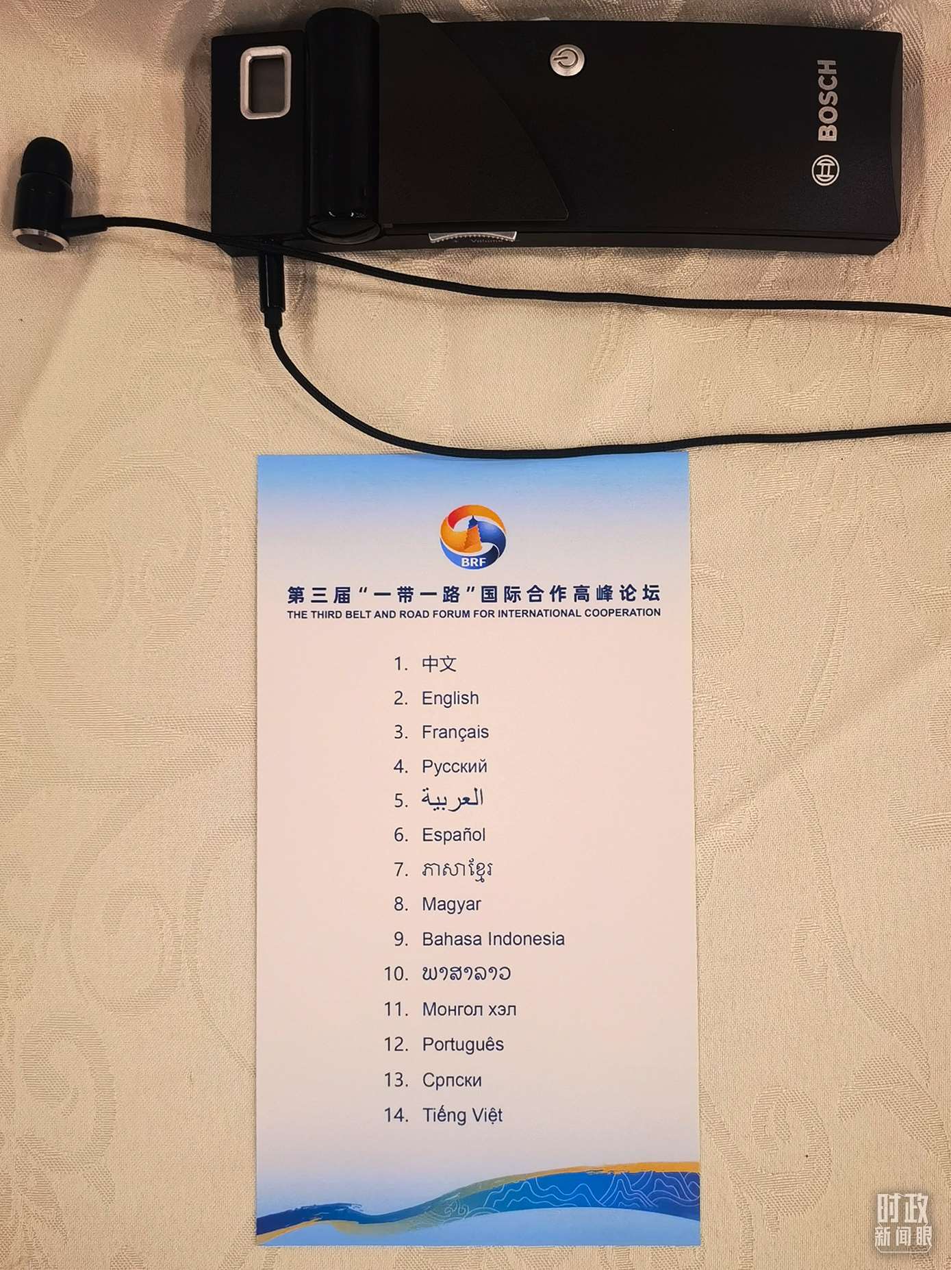 △開幕式現(xiàn)場(chǎng)提供14種語言的同聲傳譯。（總臺(tái)央視記者范學(xué)禹拍攝）