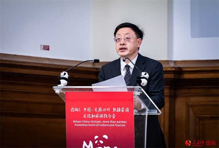 四川省文化和旅游廳廳長(zhǎng)戴允康作文化旅游推介。人民網(wǎng) 郭錦標(biāo)攝