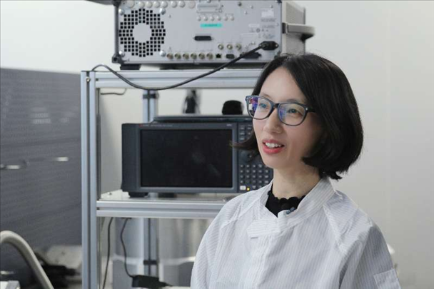 李婧在中國(guó)科學(xué)院紫金山天文臺(tái)毫米波和亞毫米波技術(shù)實(shí)驗(yàn)室。（受訪者供圖）