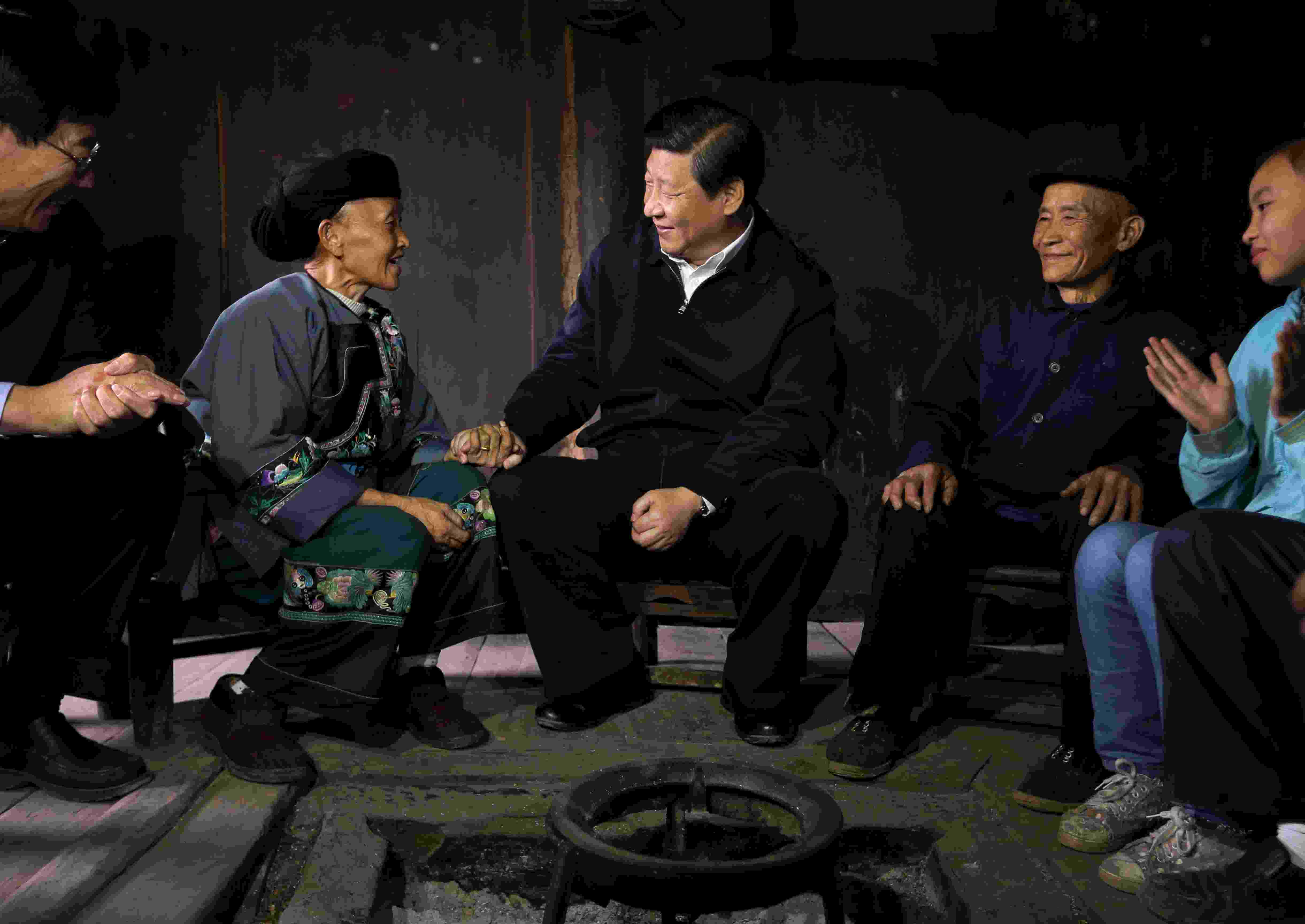 2013年11月3日，習(xí)近平在湖南花垣縣十八洞村，與石拔三老人握手交談。
