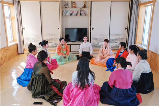 2023年6月，楊麗娜（后中）對(duì)擔(dān)任民宿管家的光東村村民們進(jìn)行標(biāo)準(zhǔn)化培訓(xùn)。（新華社記者金津秀攝）