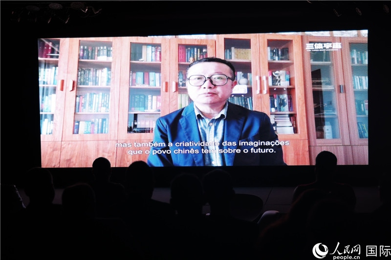 長(zhǎng)篇小說《三體》作者劉慈欣通過視頻致辭。 人民網(wǎng)記者 時(shí)元皓攝