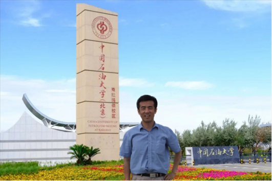 北京交通大學(xué)“銀齡教師”黃曉鳴。校方供圖