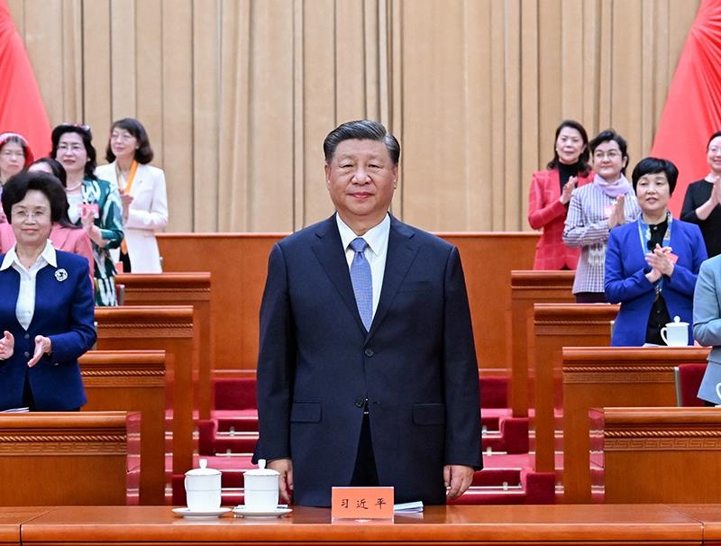 △2023年10月23日，中國(guó)婦女第十三次全國(guó)代表大會(huì)在北京人民大會(huì)堂開(kāi)幕。這是習(xí)近平總書(shū)記在主席臺(tái)向與會(huì)代表致意。