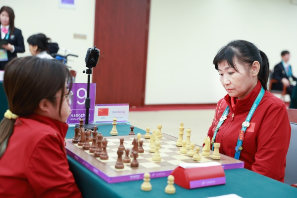 10月24日，杭州第4屆亞殘運(yùn)會(huì)國(guó)際象棋常規(guī)賽女子個(gè)人賽PI級(jí)第四輪舉行。圖為中國(guó)隊(duì)選手陳發(fā)英（右）、中國(guó)隊(duì)選手張?bào)愕言诒荣愔?。圖片來源：杭州亞殘組委