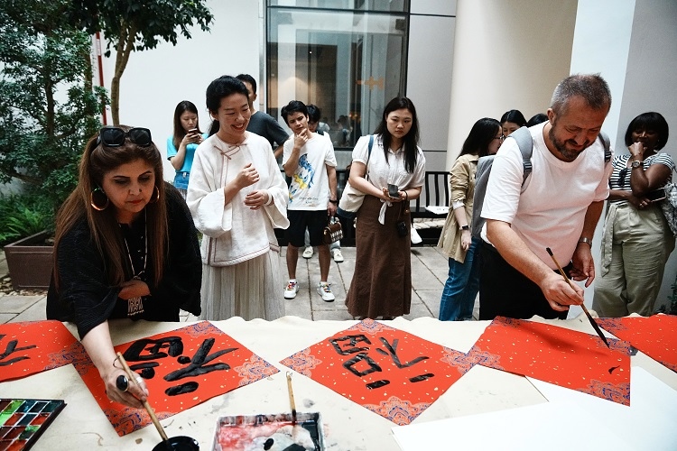 首屆國(guó)際傳播“絲路獎(jiǎng)”獲獎(jiǎng)代表等在廣州市荔灣區(qū)永慶坊參加文化交流活動(dòng)。楊爍壁、王燕攝影報(bào)道
