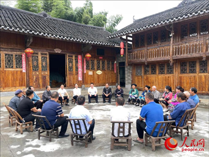 花垣縣石欄鎮(zhèn)朋巖村的院壩會。人民網(wǎng) 周靜圓攝