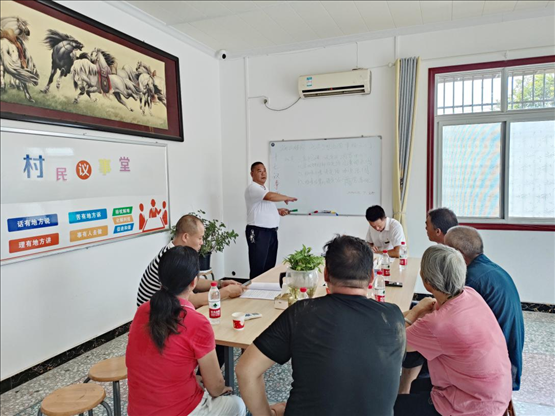 泉塘村17組議事會正在討論土地整理事項(xiàng)。湖南省司法廳供圖